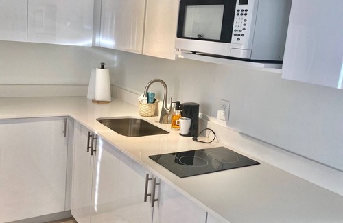 Royal Poinciana Hotel | Oasis at Hollywood - Sleeps 5 - Unit 1