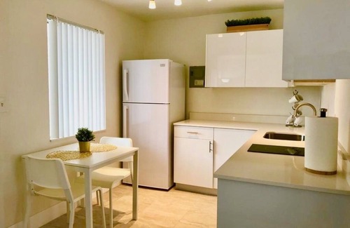 Royal Poinciana Hotel | Oasis at Hollywood - Sleeps 5 - Unit 1