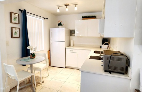 Royal Poinciana Hotel | Oasis at Hollywood - Sleeps 5 - Unit 1