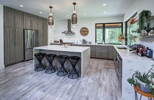 Seville House | Oasis in the Woods! Modern home-just mins to I71, I77 & I76 Close to Cleve-Akron