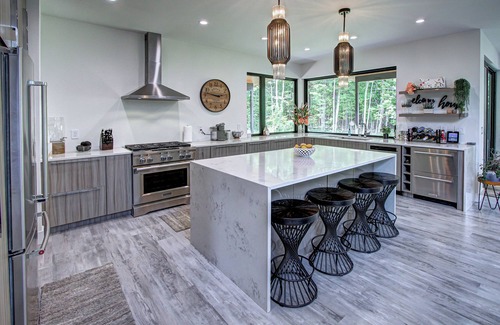 Seville House | Oasis in the Woods! Modern home-just mins to I71, I77 & I76 Close to Cleve-Akron