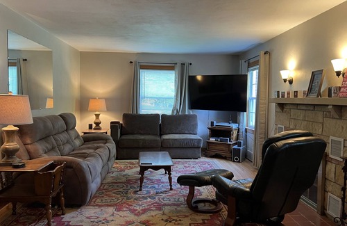 Jasper House | Oasis in the Woods. Next door to the Schnitzelbank. 0.3 miles to the Riverwalk!