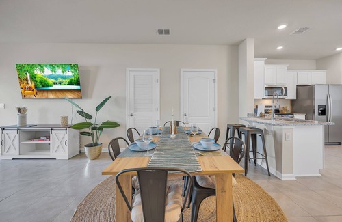 St. Augustine House | Oasis Sanctuary, 3 Bedroom Designer Home, 15 Miles to the Beaches, Fun Game Room