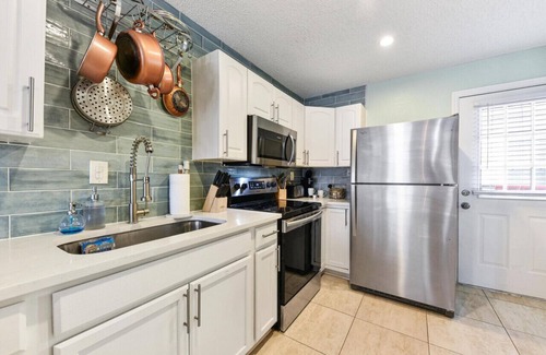 Jacksonville Beach Villa | Ocean Blue Cottage 2|1 Blk to Beach| Close to Mayo