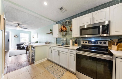 Jacksonville Beach Villa | Ocean Blue Cottage 2|1 Blk to Beach| Close to Mayo