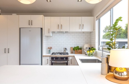 Waiheke Island House | OCEAN BREEZE COTTAGE | Coast & Country | WINTER DEAL - Stay for 3, Pay for 2
