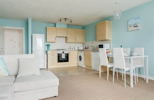 Hamworthy Apartment | Ocean Breeze - Harbour Views from Private Balcony