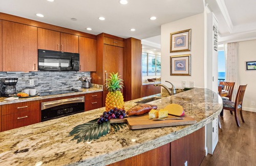 Kaanapali Condo | Ocean Frnt steps from beach, dining, shopping 902