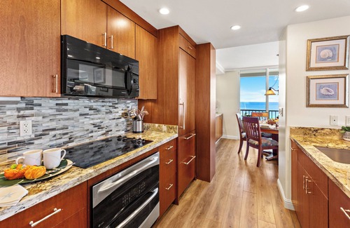 Kaanapali Condo | Ocean Frnt steps from beach, dining, shopping 902