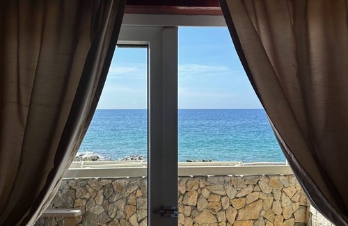 Antoneys Cay House | Ocean Front Family Suite