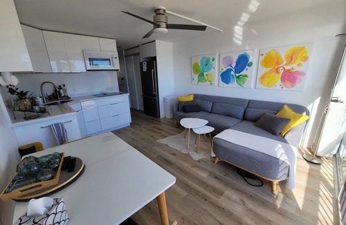 Makaha Condo | Ocean-Front Renovated Condo with Amazing sunset, WiFi, fitness room, pools, more