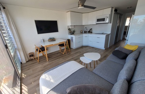 Makaha Condo | Ocean-Front Renovated Condo with Amazing sunset, WiFi, fitness room, pools, more