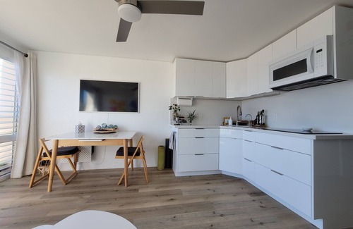 Makaha Condo | Ocean-Front Renovated Condo with Amazing sunset, WiFi, fitness room, pools, more