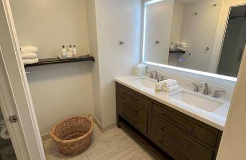 East Fort Lauderdale Resort | OCEAN FRONT Suite At A Beautiful Resort Right On The Sand!