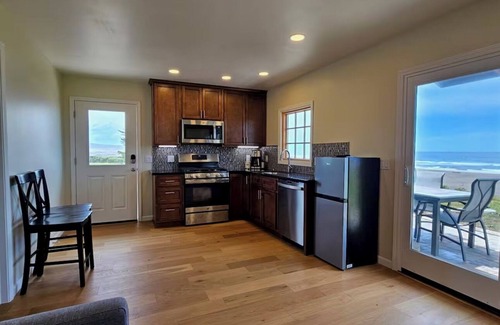 Fort Bragg House | Ocean Front with Private Stairway to Seaside Beach