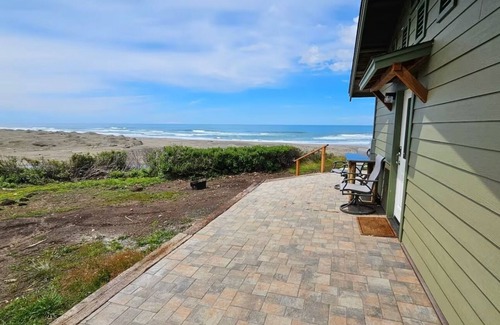 Fort Bragg House | Ocean Front with Private Stairway to Seaside Beach