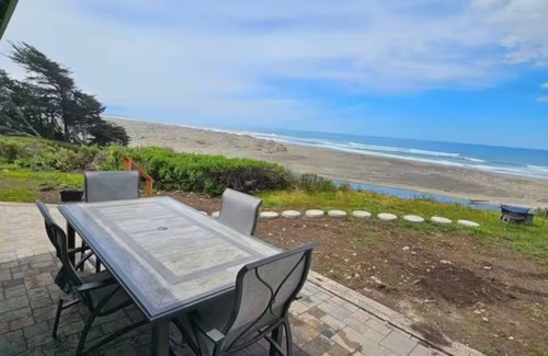 Fort Bragg House | Ocean Front with Private Stairway to Seaside Beach