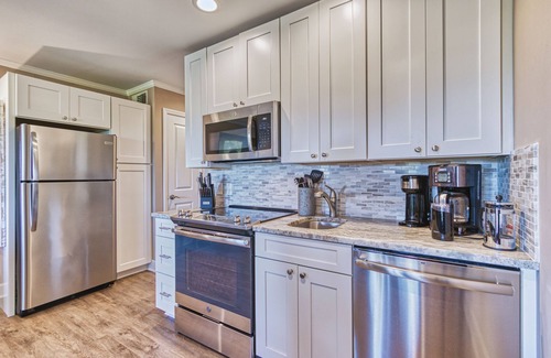 Folly Field Condo | Ocean & Marsh View! KING BED 65"TV Bar Pickleball!