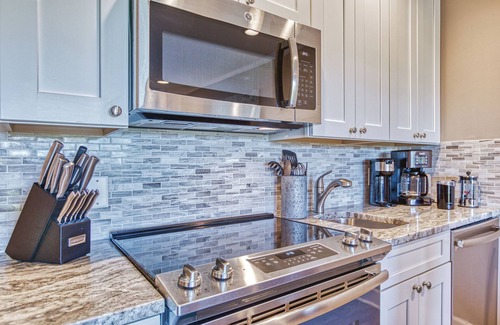 Folly Field Condo | Ocean & Marsh View! KING BED 65"TV Bar Pickleball!