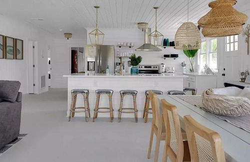 Edisto Island Cottage | Ocean's Eleven Edisto - Cozy Cottage 1 block from the beach!