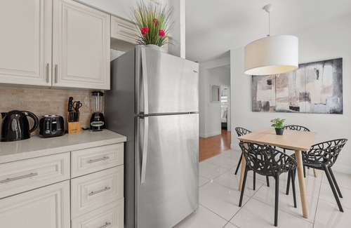 West Avenue Apartment | Ocean Suite 2BD/1BA steps to LincolnRd SoBe