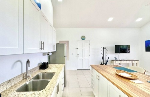 West End Condo | Ocean View 1-bedroom condo with AC and WiFi in fantastic West End