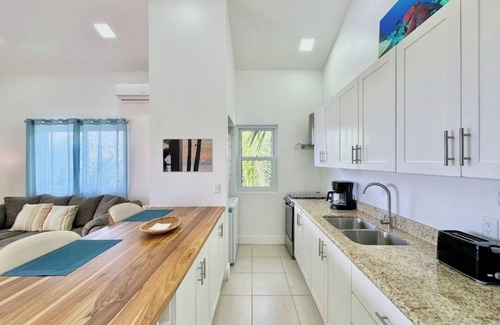 West End Condo | Ocean View 1-bedroom condo with AC and WiFi in fantastic West End