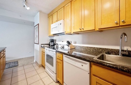 Honokowai Apartment | Ocean view 2 bed/2bath Kaanapali Shores resort gem