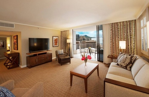 Waikiki Resort | Ocean View 2 Bedroom Plus at Hilton Hawaiian Village Lagoon Tower!