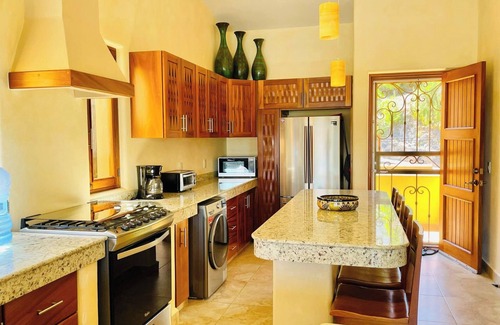 Almacen Condo | Ocean View Condo, Infinity Pool!