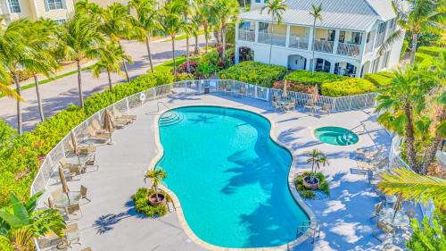Islamorada Apartment | Ocean View Duplex Penthouse Retreat amenities: tennis court heated Pool Vista Key One