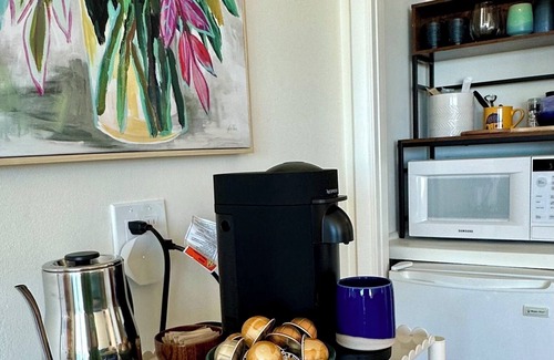 Marine Terrace Cottage | Ocean View Guesthouse with King sized bed & 5 min walk to sea+Fiscalini trails.