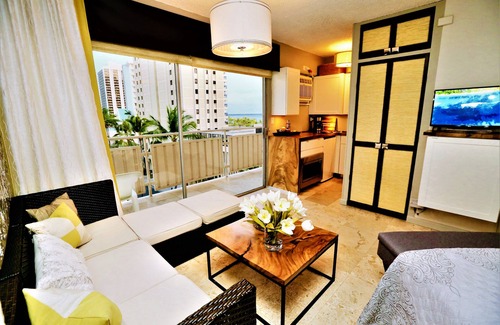 Waikiki Condo | Ocean View half block from Waikiki Beach!