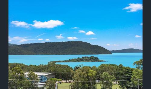 Cannonvale Apartment | Ocean View Retreat on Eshelby