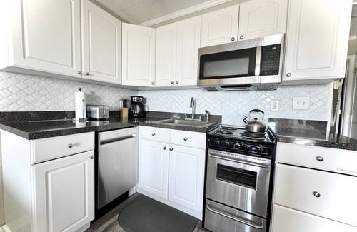 Folly Field Condo | Ocean View! Steps to the beach! Remodeled HHBT Condo! 🏖️