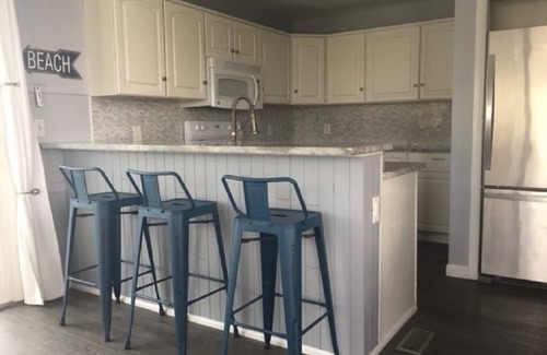 Eastward Look House | Ocean View! Walk to Beach! Air Conditioning! 3 King & 3 Queen Beds!