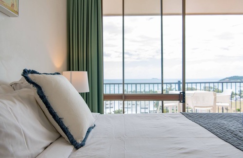 Airlie Beach Hotel | Ocean views 27A