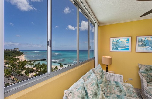 Waikiki Condo | Ocean Views And Beautiful Hawaiian Sunsets