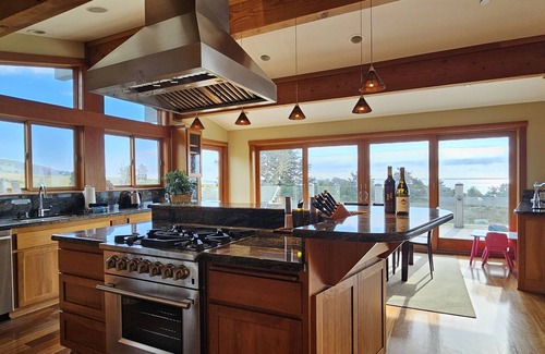 Sereno del Mar House | OCEAN VIEWS FROM EVERY ROOM! - WALK TO BEACH! - FREE WIFI! - 3,300 sqft