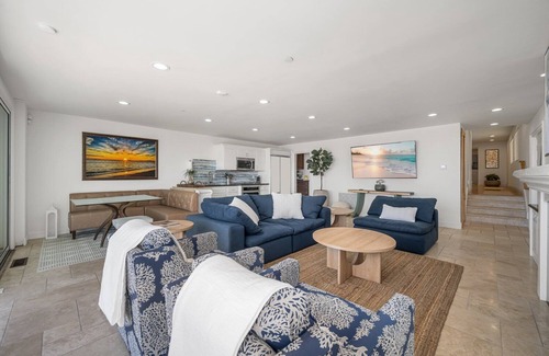 Peninsula Apartment | Ocean Views in Long Beach