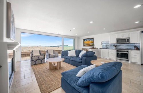 Peninsula Apartment | Ocean Views in Long Beach