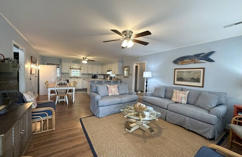 Edisto Island House | Ocean Views; Large Screened Porch & Sun Deck; Across from Beach Access; Cable TV & Wifi