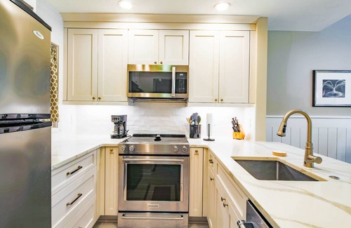 Kiawah Island Condo | Ocean Views, Serene Back Deck, Easy Walk to Beach. Beautiful Seaside, Dog-Friendly Villa Awaits You!