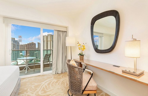 Ala Moana Hotel | Ocean Views + Walkway to Mall-Ala Moana Hotel 2513