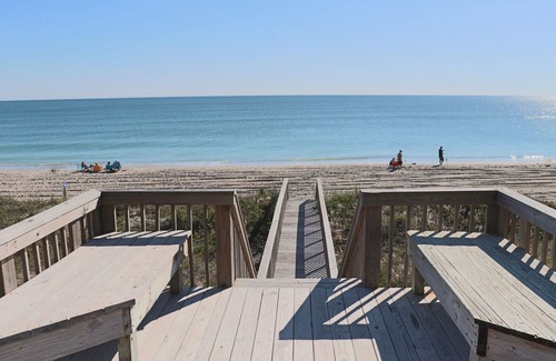 Emerald Isle Cottage | Oceanfront 4BR – Pet-Friendly & Spacious Decks