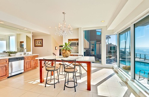 La Jolla House | Oceanfront Beach, Pool, Hot Tub, Pickleball, Movie Theater, Elevator & Golf Cart