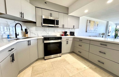 Miami Beach Apartment | Oceanfront Beach Retreat/Beach Service/502