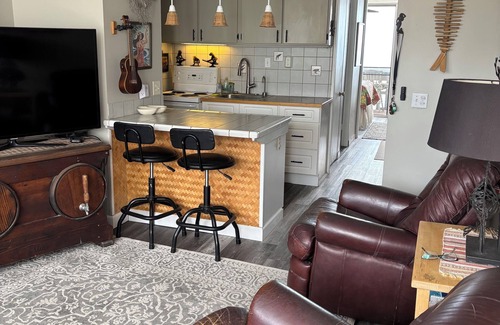 Makaha Condo | Oceanfront condo with amazing views. Best sunsets every evening on the 8th.