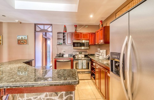 Barrio Los Villalobos Apartment | Oceanfront condo with pool, upscale atmosphere, & great location