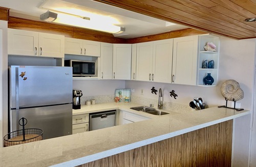 Makaha Condo | Oceanfront Corner unit Condo , Hawaiian Princess